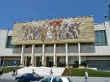 Imponente mural, en el museo de Historia Nacional de Tirana