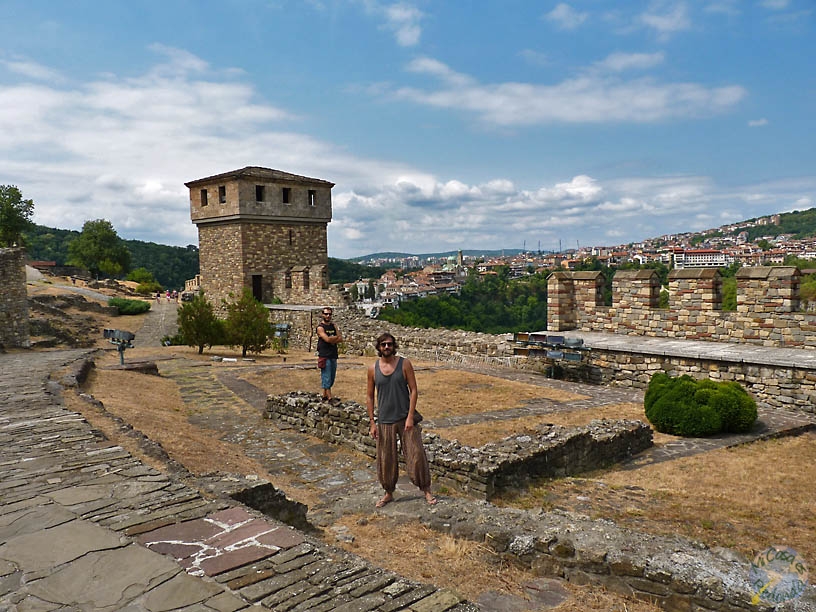 Más por la fortaleza, con Veliko Tarnovo de fondo