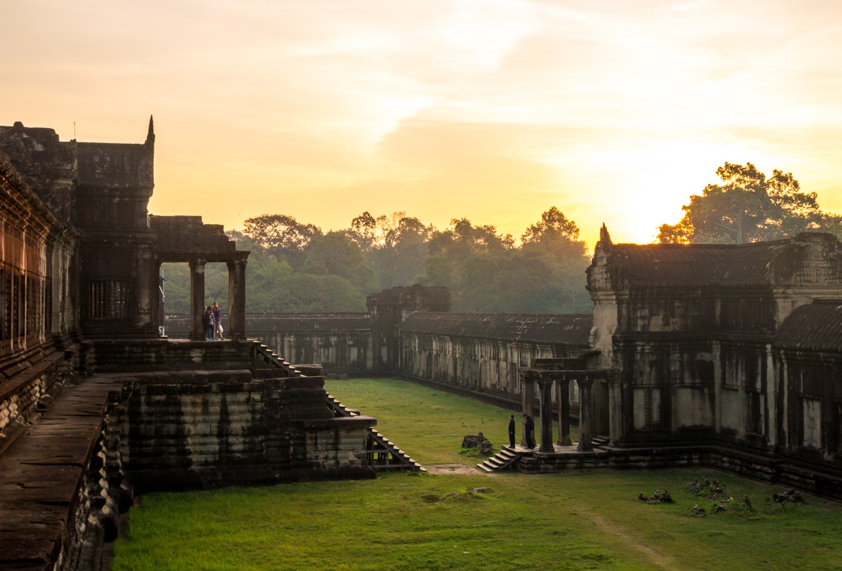 El sol nos saluda en Angkor Wat