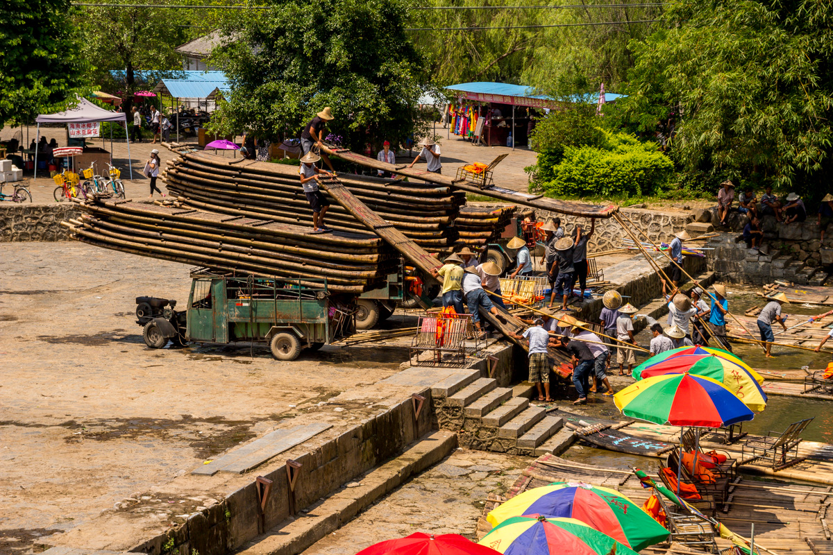 A cargar las barcas de bambú