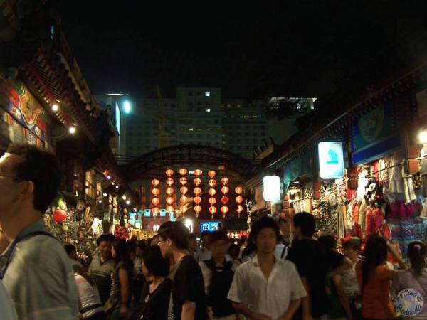 Mercado tradicional y turístico en mitad de la gran calle tecnológica