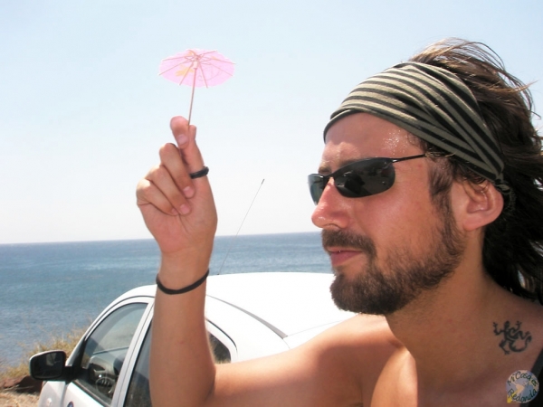 Esquivando el sol con una buena sombrilla, Santorini