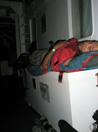 Ferry nocturno, nuestra cama era el arcón que guardaba los salvavidas