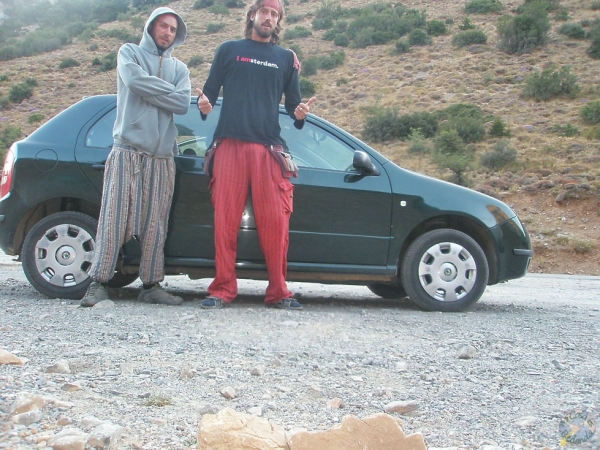 Pelados de frío después de dormir en nuestro coche, Creta