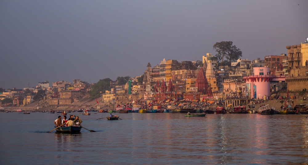 Neblina sobre el Ganges en Varanasi