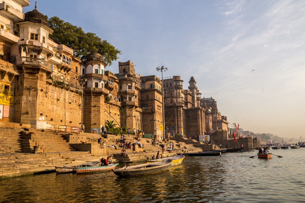 Imponentes construcciones junto al Ganges