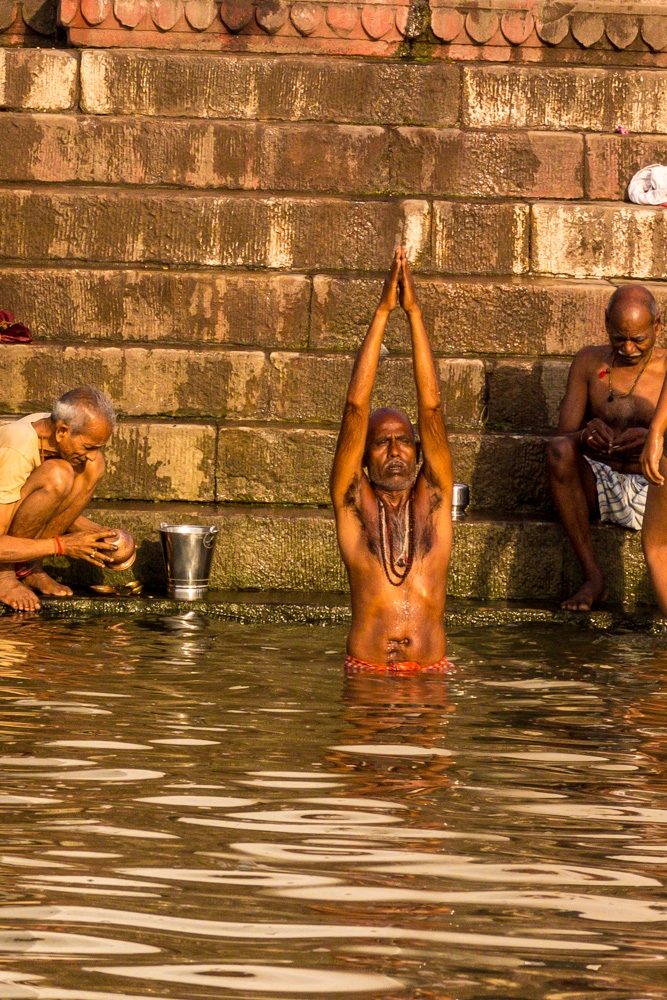 Hora del rezo y del baño en el Ganges