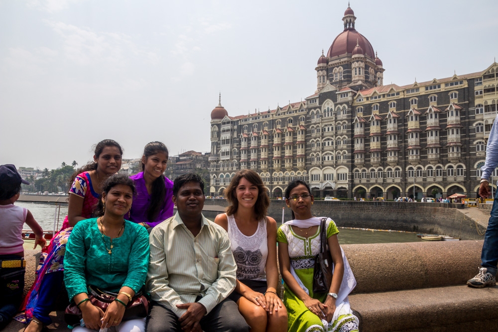 Con una familia frente al Taj Mahal hotel, Mumbai