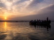 Turistas, amanecer y el Ganges