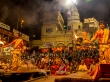 Todas las noches hay una muchedumbre viendo la ceremonia, Varanasi