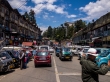 Bulliciosa calle principal de Darjeeling