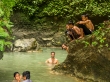 Con los niños bañándonos en las pozas de Wakai, Togean