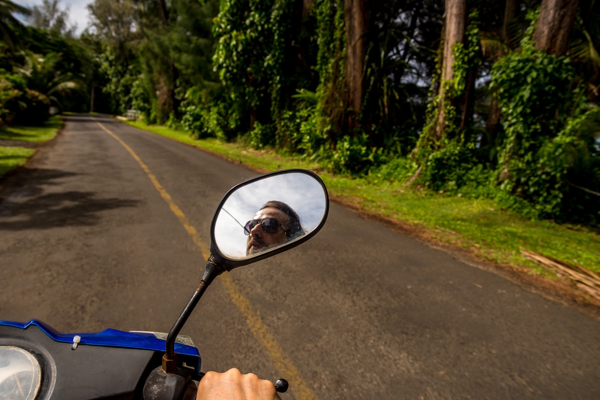 Muy a gusto con nuestra moto. Rarotonga, islas Cook