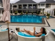 A cambio de una birra podemos usar la piscina, islas Cook
