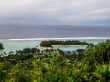 Vistas de Muri Lagoon y un motu desde el monte, islas Cook
