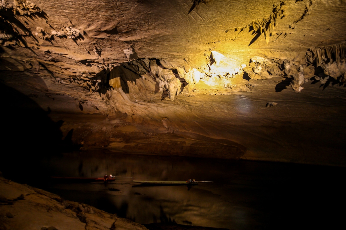 Barcas en el río subterráneo de la cueva de Kong Lor