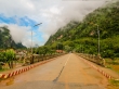 El puente une las dos mitades de Nong Khiaw