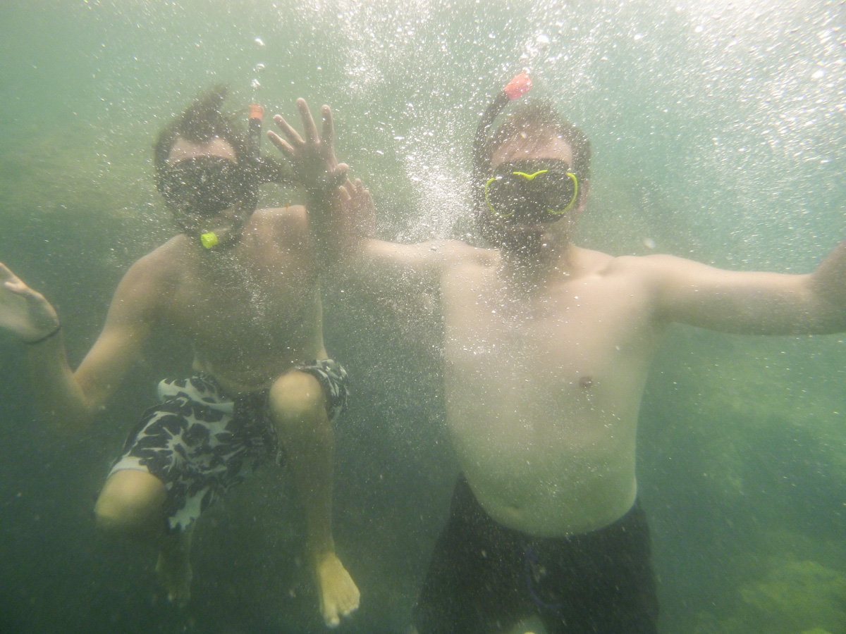 Con mi hermano snorkeleando