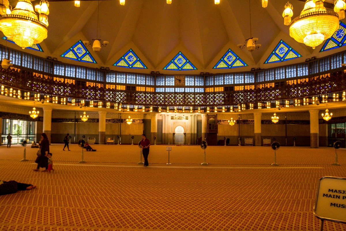 Interior de la gran Mezquita de Kuala Lumpur