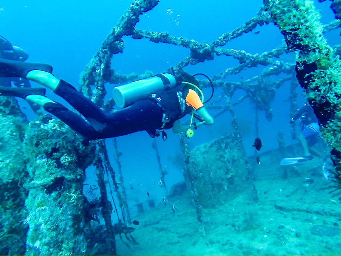 Explorando el wreck bajo las aguas de Maldivas