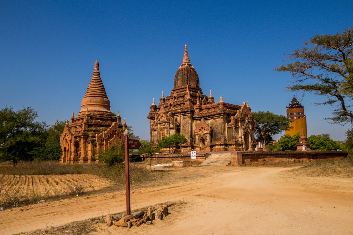 Templos y la torre de fondo, Bagan