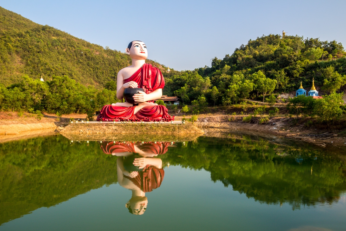 Buda junto al lago