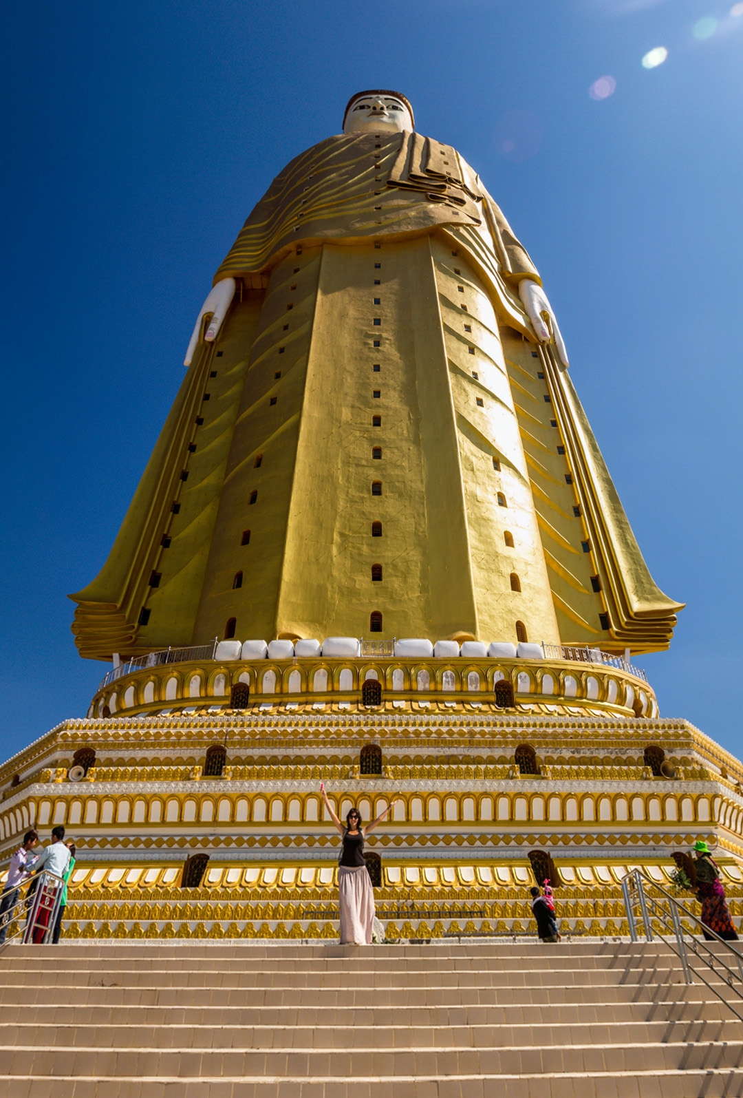 Carol a los pies del Buda de 130 metros, Monywa