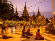 Rezando en cualquier rincón, Shwedagon Paya, Yangon