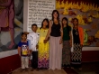 Carol con una familia de birmanos, dentro del Buda