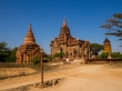 Templos y la torre de fondo, Bagan