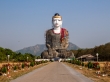 Buda sentado, la están peinando (o pintando), Mawlamyine