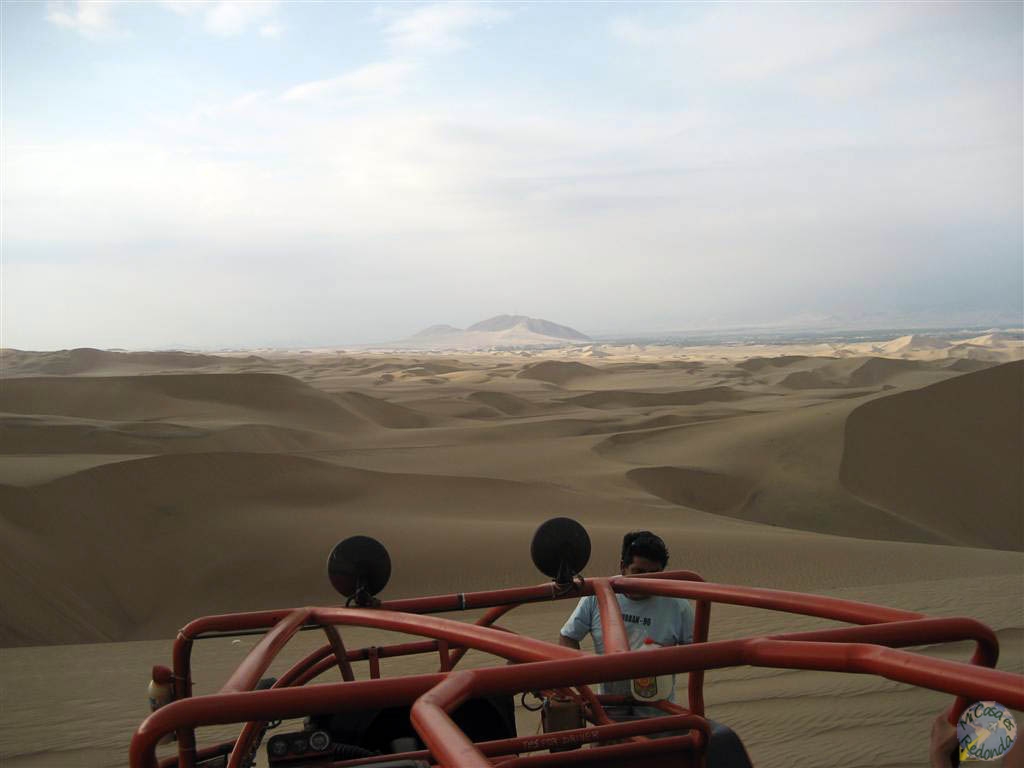 Con nuestro buggy en las dunas de Huacachina