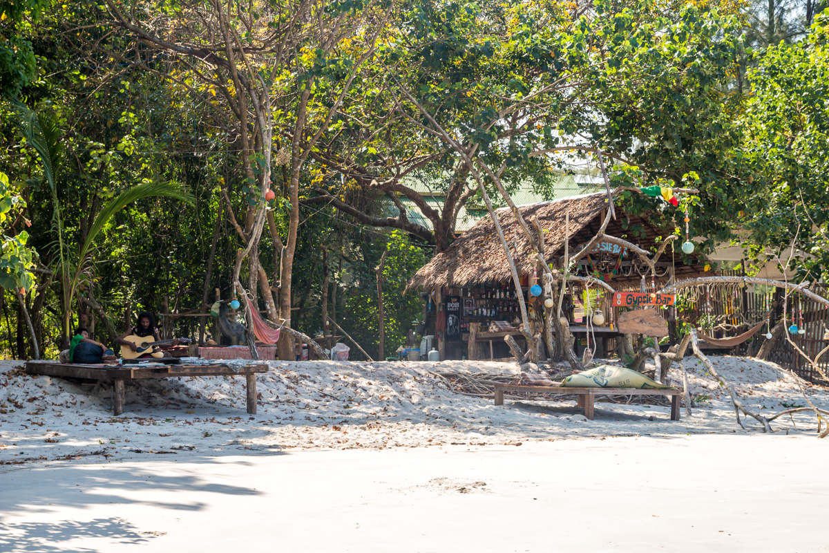 Chiringuitos en las playas de Koh Phayam