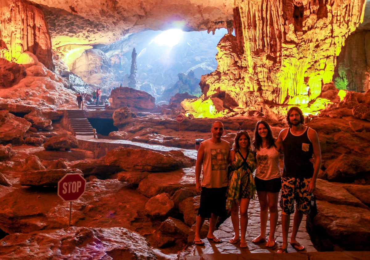 Los 4 y la señal de stop, en Surprising Cave, Halong Bay