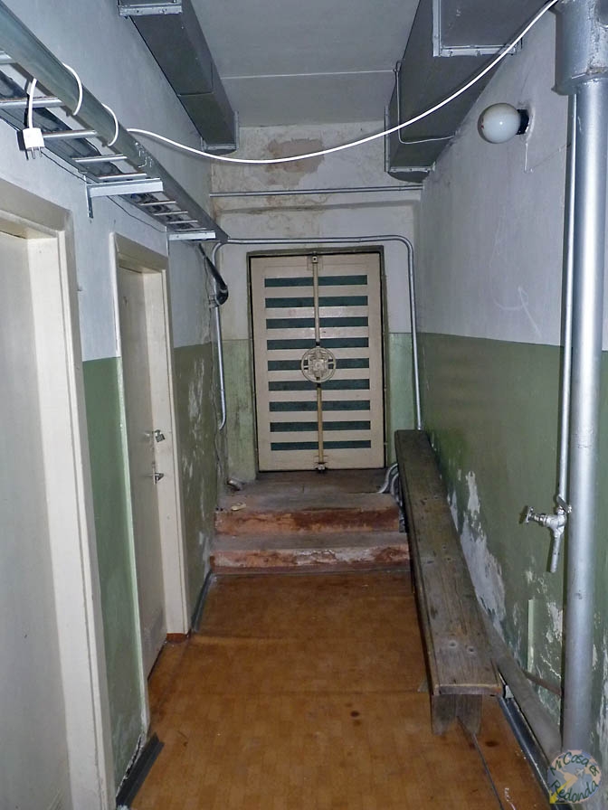 Puertas de seguridad en el bunker, cerca de Ligatne