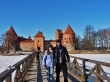 En la pasarela encima del lago, Trakai