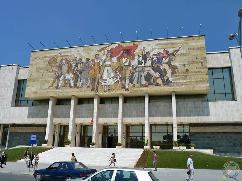 Imponente mural, en el museo de Historia Nacional de Tirana