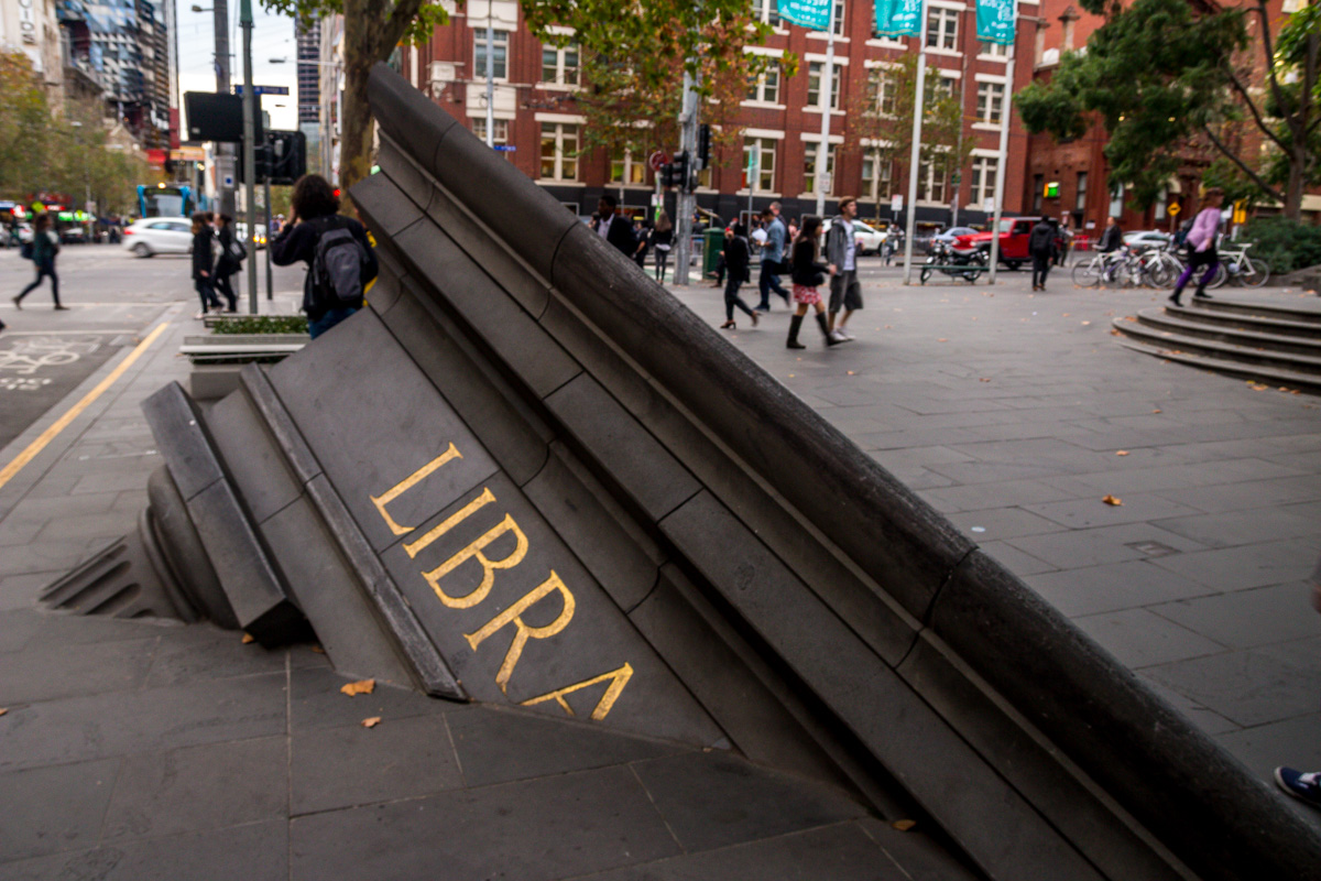 Escultura junto a la biblioteca de Melbourne