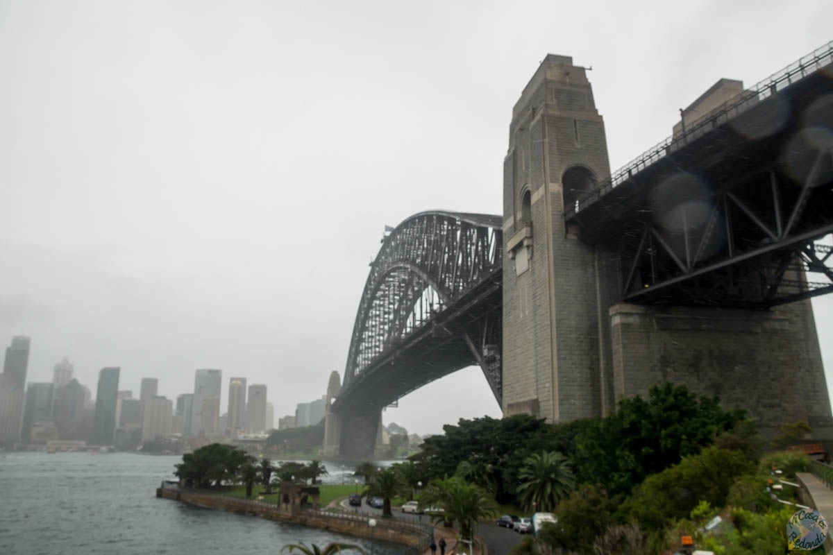 Día lluvioso, el Puente de la Bahía de Sydney desde la orilla norte