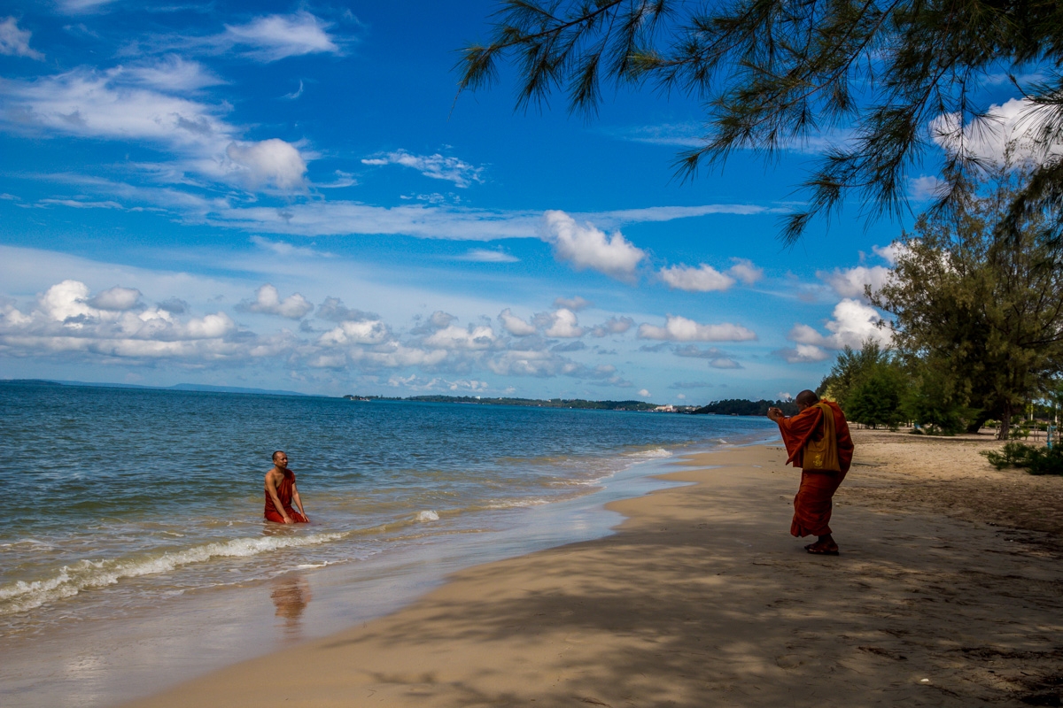 Monjes budistas haciéndose un album de fotos, Otres Beach