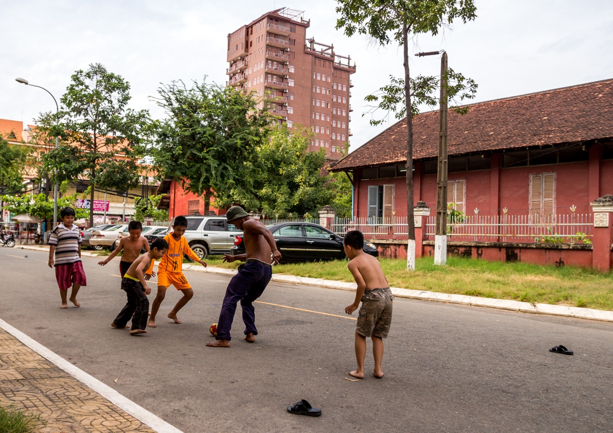 Fútbol callejero en las calles de Phnom Penh