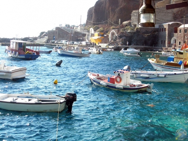 Pequeño puerto de pescadores en el Egeo