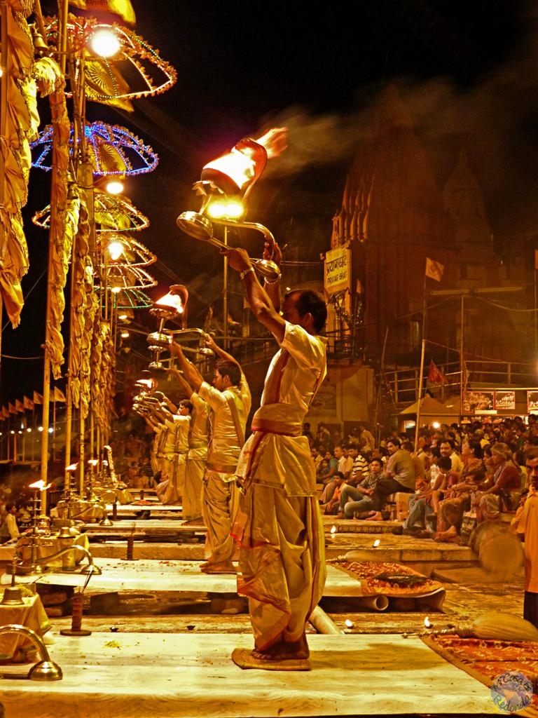 Ceremonia en el Ganges al anochecer, Varanasi