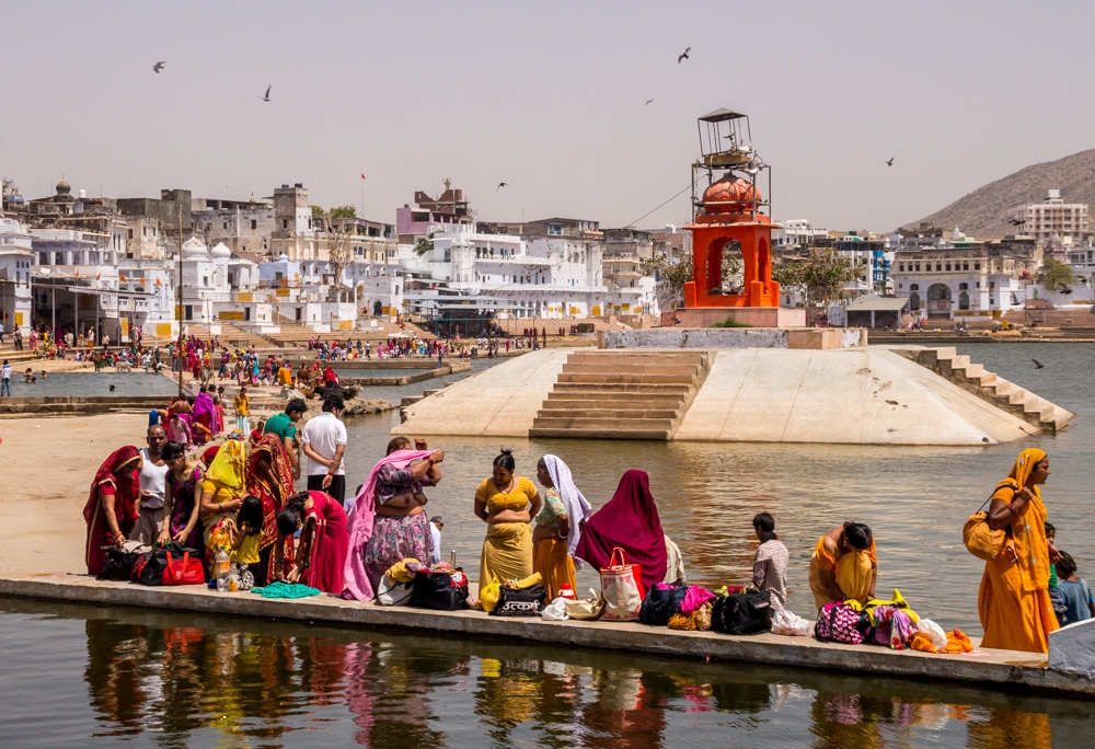 Ofrendas y baños en los ghats de Pushkar