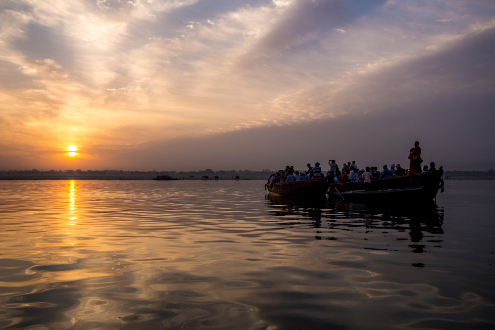 Turistas, amanecer y el Ganges