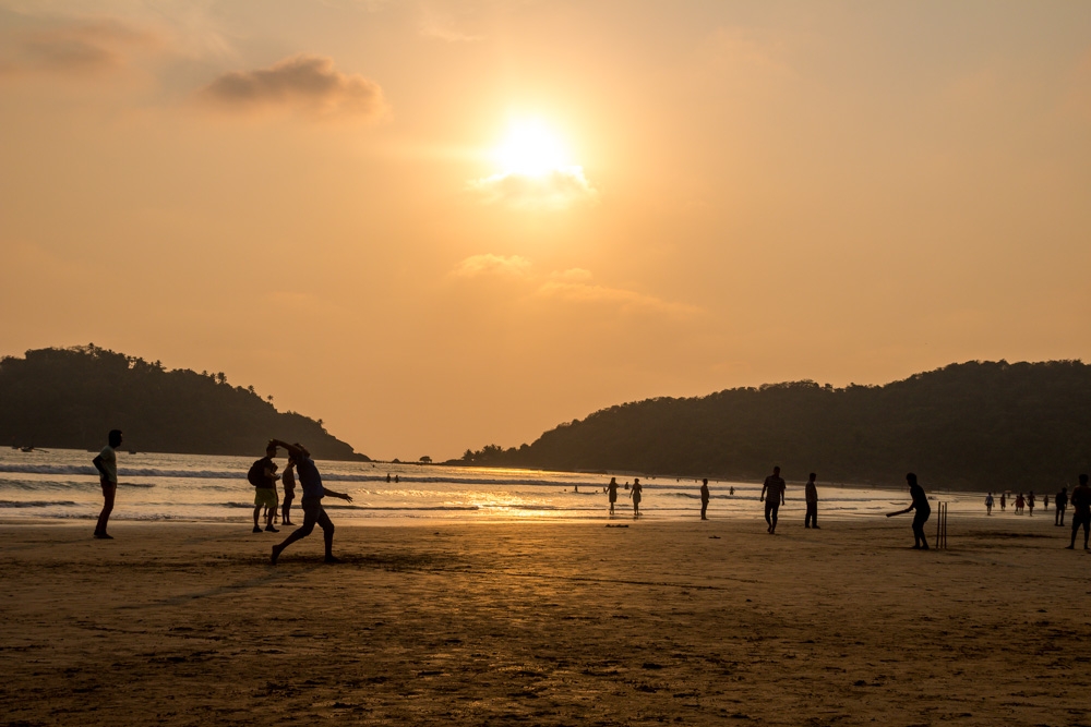 Por la tarde la playa rebosa cricket. Palolem, Goa