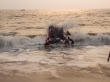 Intentado sobrepasar las fuertes olas de la orilla. Anjuna, Goa