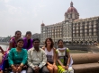 Con una familia frente al Taj Mahal hotel, Mumbai