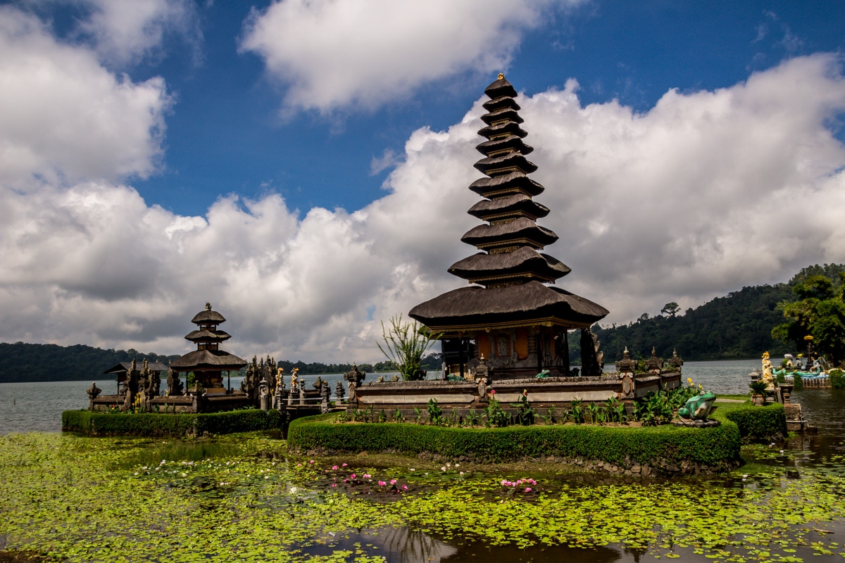Templo de Bedugul junto al lago, Bali
