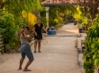 Señoras molonas jugando al badminton en las calles de Bunaken, Sulawesi
